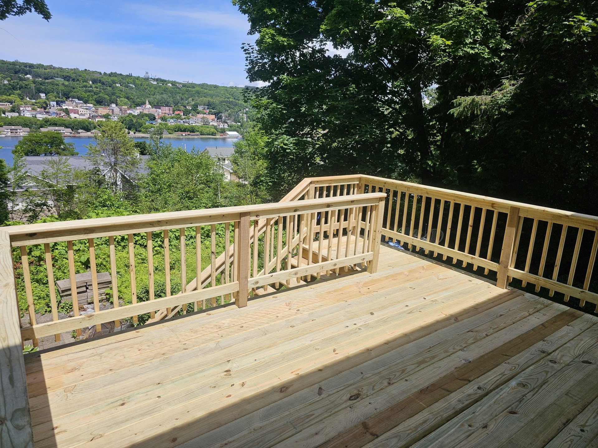 deck with steps